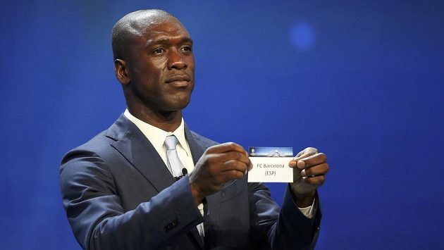 Nizozemský kouč a bývalý skvělý fotbalista Clarence Seedorf drží při losu Ligy mistrů papírek s jménem týmu FC Barcelona. Nizozemský kouč a bývalý skvělý fotbalista Clarence Seedorf drží při losu Ligy mistrů papírek s jménem týmu FC Barcelona.