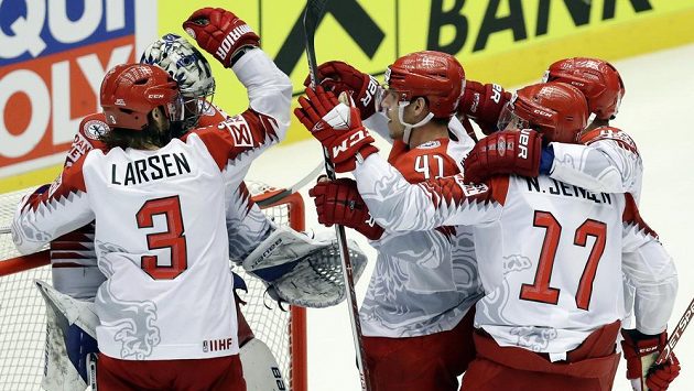 Hokejisté Dánska se radují z vítězství nad Finskem. Hokejisté Dánska se radují z vítězství nad Finskem.