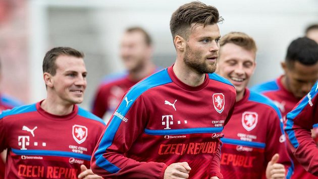 Ondřej Čelůstka (vpředu) během tréninku fotbalové reprezentace. Ondřej Čelůstka (vpředu) během tréninku fotbalové reprezentace.