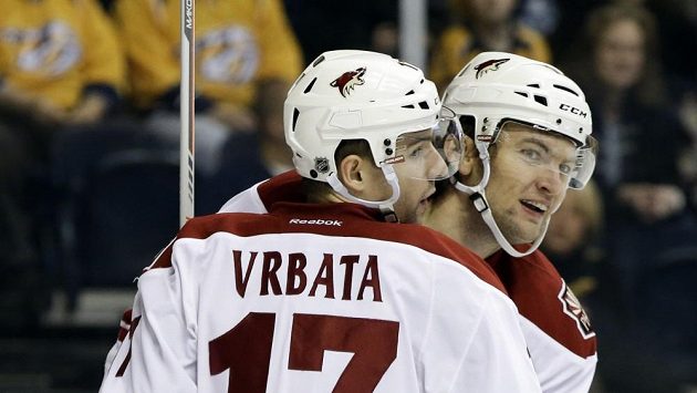 Radim Vrbata a Martin Hanzal se radují z gólu do sítě Nashvillu. Radim Vrbata a Martin Hanzal se radují z gólu do sítě Nashvillu.