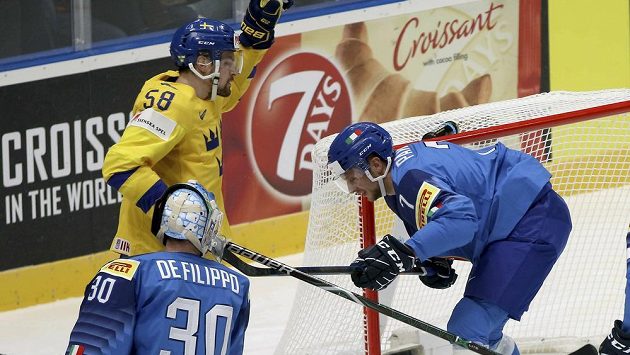 Švéd Anton Lander (ve žlutém) zaznamenal proti Italům hattrick. Švéd Anton Lander (ve žlutém) zaznamenal proti Italům hattrick.