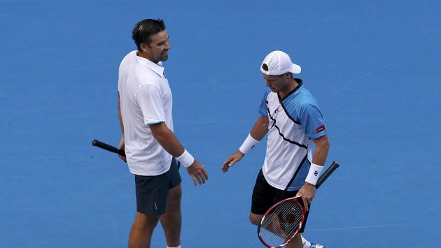 Patrick Rafter (vlevo) a Lleyton Hewitt na Australian Open skončili. Patrick Rafter (vlevo) a Lleyton Hewitt na Australian Open skončili.