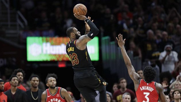 LeBron James z Clevelandu trefuje vítěznou střelu přes OG Anunobyho ve třetím zápase 2. kola play off NBA proti Torontu. LeBron James z Clevelandu trefuje vítěznou střelu přes OG Anunobyho ve třetím zápase 2. kola play off NBA proti Torontu.