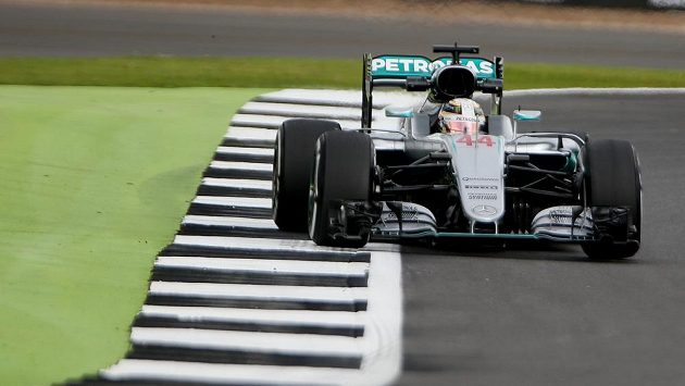 Lewis Hamilton při tréninku na Velkou cenu Británie formule 1 Lewis Hamilton při tréninku na Velkou cenu Británie formule 1