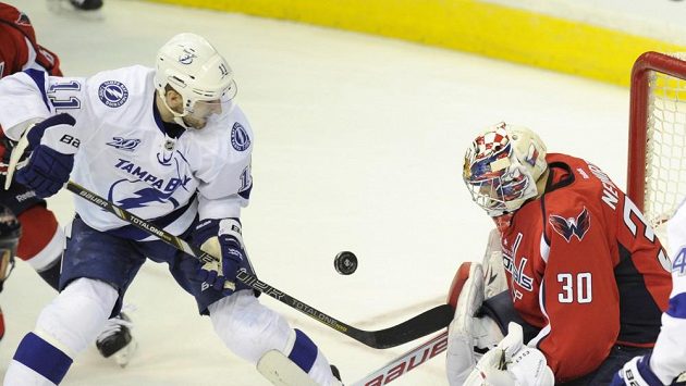Gólman Washingtonu Michal Neuvirth kryje jednu ze střel hráčů Tampy. Gólman Washingtonu Michal Neuvirth kryje jednu ze střel hráčů Tampy.