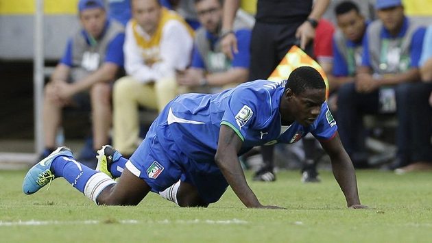 Mario Balotelli nakonec odkulhal z trávníku. Mario Balotelli nakonec odkulhal z trávníku.