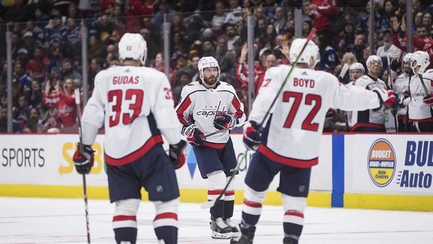 Michal Kempný (vzadu) slaví se svými spoluhráčí Radko Gudasem (33) a Travisem Boydem (72) jednu ze svých branek v utkání NHL na ledě Vancouveru. Michal Kempný (vzadu) slaví se svými spoluhráčí Radko Gudasem (33) a Travisem Boydem (72) jednu ze svých branek v utkání NHL na ledě Vancouveru.