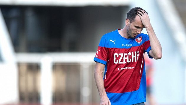 Tomáš Sivok už je šestým hráčem, ktetý vypadl z nominace české fotbalové reprezentace před dalším dílem kvalifikace o EURO. Tomáš Sivok už je šestým hráčem, ktetý vypadl z nominace české fotbalové reprezentace před dalším dílem kvalifikace o EURO.