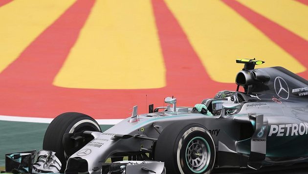 Nico Rosberg s vozem Mercedes při prvním měřeném tréninku na okruhu Interlagos v Brazílii. Nico Rosberg s vozem Mercedes při prvním měřeném tréninku na okruhu Interlagos v Brazílii.