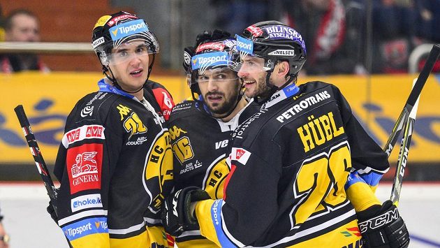 Zleva Karel Kubát, František Lukeš a Viktor Hübl z Litvínova se radují z druhého gólun proti Hradci. Zleva Karel Kubát, František Lukeš a Viktor Hübl z Litvínova se radují z druhého gólun proti Hradci.