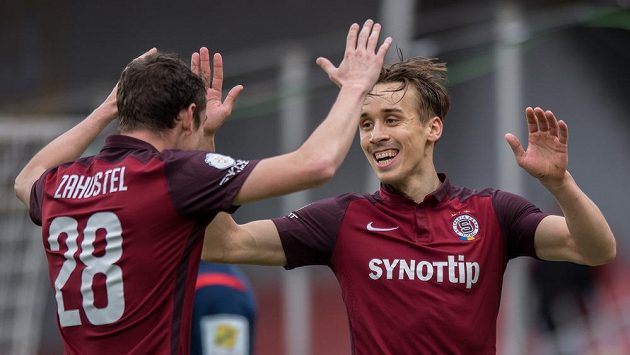 Josef Šural a Ondřej Zahustel oslavují gól na 1:0 s Mladou Boleslaví. Josef Šural a Ondřej Zahustel oslavují gól na 1:0 s Mladou Boleslaví.