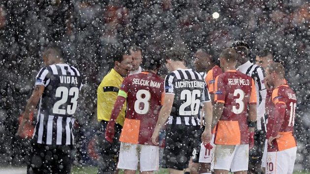 V Istanbulu se v úterý odehrálo jen 32 minut, než rozhodčí duel za stavu 0:0 kvůli hustému sněžení přerušil. V Istanbulu se v úterý odehrálo jen 32 minut, než rozhodčí duel za stavu 0:0 kvůli hustému sněžení přerušil.