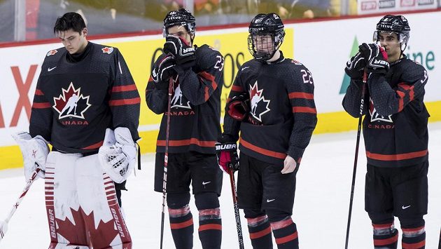 Zleva zklamaný kanadský gólman Michael DiPietro, Jack Studnicka, Alexis Lafreniere a Joe Veleno. Zleva zklamaný kanadský gólman Michael DiPietro, Jack Studnicka, Alexis Lafreniere a Joe Veleno.