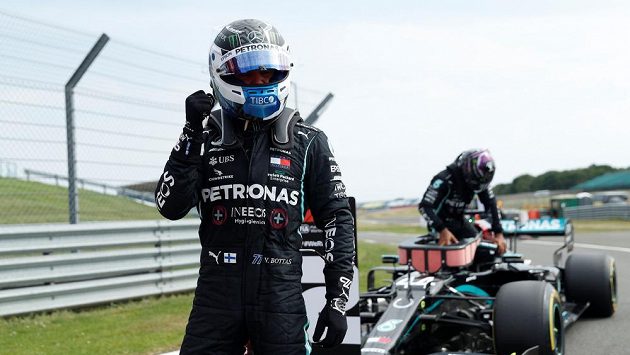 Jezdci Mercedesu Lewis Hamilton (vpravo) a Valtteri Bottas (vlevo) ovládli sobotní kvalifikaci na výroční závod formule 1 v Silverstonu. Jezdci Mercedesu Lewis Hamilton (vpravo) a Valtteri Bottas (vlevo) ovládli sobotní kvalifikaci na výroční závod formule 1 v Silverstonu.