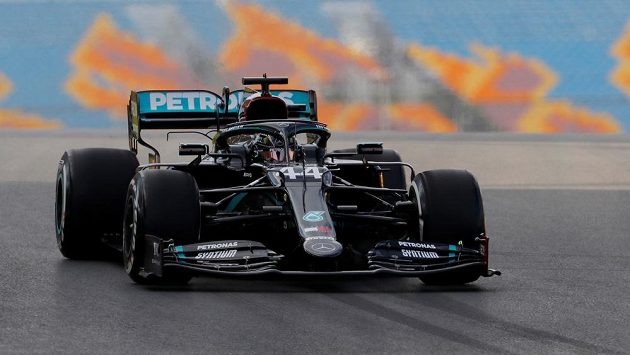 Brit Lewis Hamilton z Mercedesu, který může v neděli v předstihu získat sedmý titul mistra světa a vyrovnat rekord Michaela Schumachera, byl v prvním tréninku v Turecku až patnáctý. Brit Lewis Hamilton z Mercedesu, který může v neděli v předstihu získat sedmý titul mistra světa a vyrovnat rekord Michaela Schumachera, byl v prvním tréninku v Turecku až patnáctý.