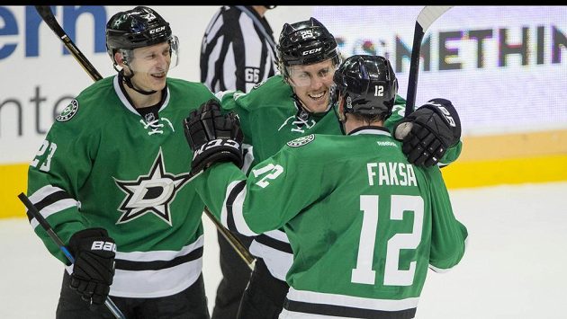 Český útočník Radek Faksa se raduje se spoluhráči z branky proti Vancouveru. Český útočník Radek Faksa se raduje se spoluhráči z branky proti Vancouveru.