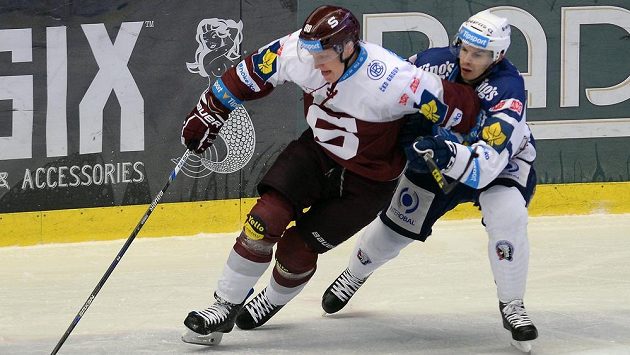 Sparťanský útočník Miroslav Forman (vlevo) plzeňský obránce Jakub Jeřábek v zápase 22. kola hokejové Tipsport extraligy. Sparťanský útočník Miroslav Forman (vlevo) plzeňský obránce Jakub Jeřábek v zápase 22. kola hokejové Tipsport extraligy.