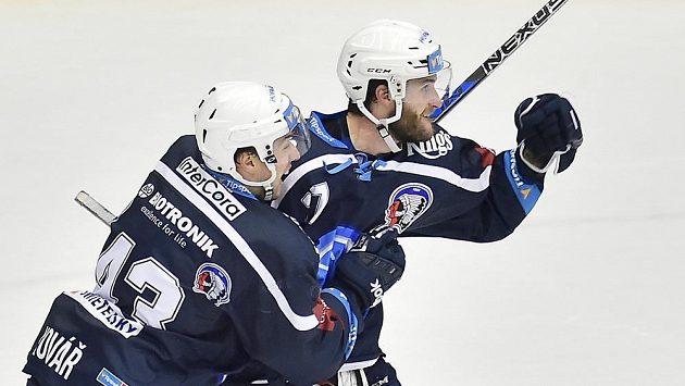 Plzeňští hokejisté Jan Kovář a Jan Eberle se radují z gólu - ilustrační foto. Plzeňští hokejisté Jan Kovář a Jan Eberle se radují z gólu - ilustrační foto.