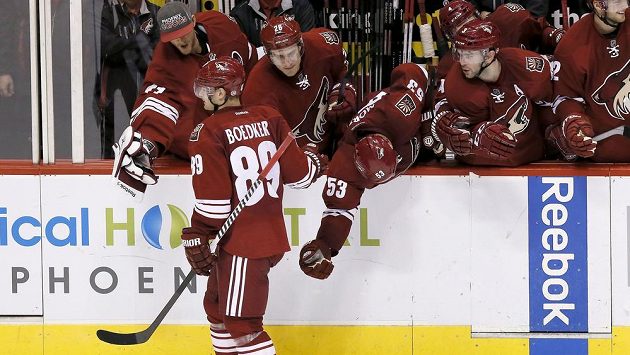 Útočník Phoenixu Mikkel Boedker (číslo 89) se raduje se spoluhráči poté, co v utkání proti Nashvillu proměnil samostatný nájezd. Útočník Phoenixu Mikkel Boedker (číslo 89) se raduje se spoluhráči poté, co v utkání proti Nashvillu proměnil samostatný nájezd.