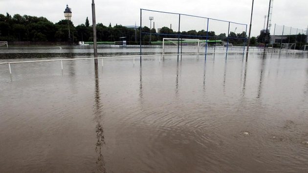 Zatopené tréninkové hřiště fotbalové Viktorky v Plzni - Roudné. Zatopené tréninkové hřiště fotbalové Viktorky v Plzni - Roudné.