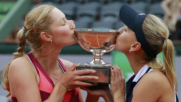 Ruské tenistky Jekatěrina Makarovová (vlevo) a Jelena Vesninová s trofejí pro vítězky čtyřhry na French Open. Ruské tenistky Jekatěrina Makarovová (vlevo) a Jelena Vesninová s trofejí pro vítězky čtyřhry na French Open.