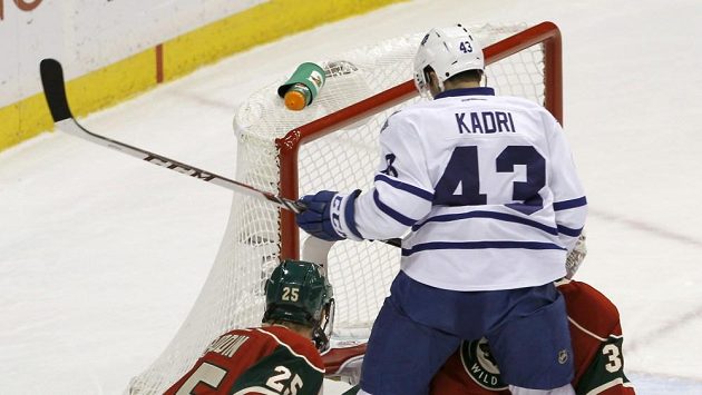Útočník Toronta Nazem Kadri (v bílém dresu) sráží gólmana Niklase Bäckströma. Útočník Toronta Nazem Kadri (v bílém dresu) sráží gólmana Niklase Bäckströma.