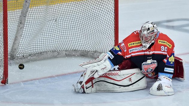 Brankář Hradce Ondřej Kacetl inkasuje v Mladé Boleslavi třetí gól. Brankář Hradce Ondřej Kacetl inkasuje v Mladé Boleslavi třetí gól.