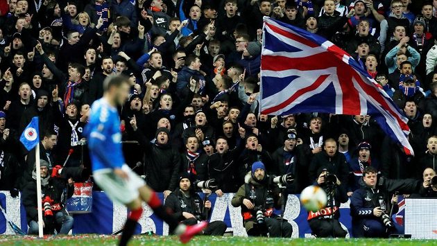 Fanoušci na glasgowském Ibrox Parku během čtvrtečního duelu Evropské ligy mezi Rangers a Leverkusenem. Fanoušci na glasgowském Ibrox Parku během čtvrtečního duelu Evropské ligy mezi Rangers a Leverkusenem.