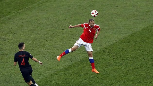 Ruský obránce Sergej Ignaševič (vpravo) hlavičkuje ve svém posledním profeionálním utkání v kariéře na MS proti Chorvatsku. Ruský obránce Sergej Ignaševič (vpravo) hlavičkuje ve svém posledním profeionálním utkání v kariéře na MS proti Chorvatsku.