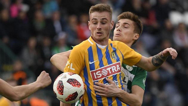 Jakub Janetzký z Opavy a Vladislav Ljovin z Bohemians v akci během ligového utkání. Jakub Janetzký z Opavy a Vladislav Ljovin z Bohemians v akci během ligového utkání.