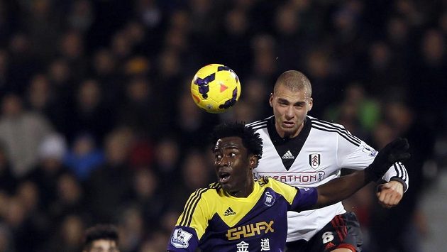 Bony Wilfried (vlevo) v utkání s Fulhamem. Bony Wilfried (vlevo) v utkání s Fulhamem.