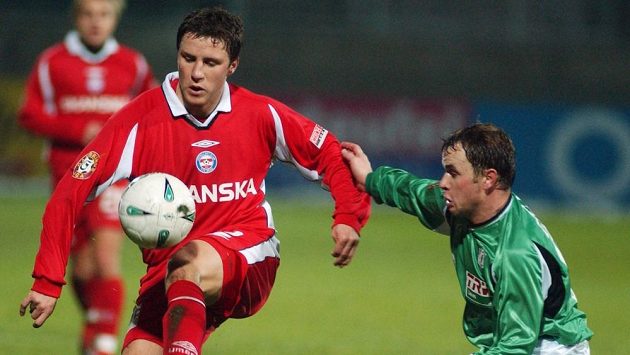 Aleš Schuster (vlevo) v brněnském dresu na snímku z roku 2004. Aleš Schuster (vlevo) v brněnském dresu na snímku z roku 2004.