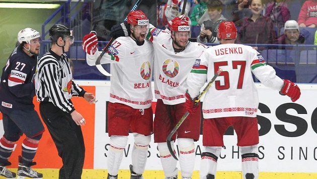 Hokejisté Běloruska (zleva) Alexandr Kitarov, Sergej Kosticyn a Ivan Usenko se radují z gólu proti Spojeným státům. Hokejisté Běloruska (zleva) Alexandr Kitarov, Sergej Kosticyn a Ivan Usenko se radují z gólu proti Spojeným státům.