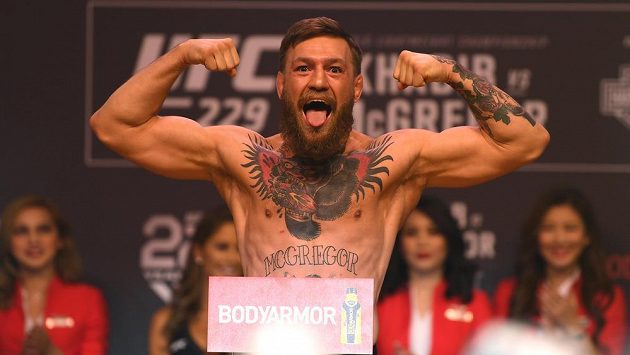 Irský MMA zápasník Connor McGregor při vážení před duelem s Dagestáncem Khabibaem Nurmagomedovem. Irský MMA zápasník Connor McGregor při vážení před duelem s Dagestáncem Khabibaem Nurmagomedovem.