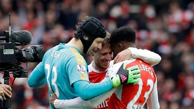 Fotbalisté Arsenalu brankář Petr Čech, obránce Nacho Monreal a útočník Danny Welbeck se radují z vítězství v 26. kole anglické Premier League proti Leicesteru. Fotbalisté Arsenalu brankář Petr Čech, obránce Nacho Monreal a útočník Danny Welbeck se radují z vítězství v 26. kole anglické Premier League proti Leicesteru.