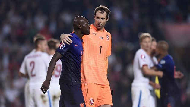 Brankář Petr Čech a nizozemský Bruno Martins Indi po kvalifikačním utkání ME. Brankář Petr Čech a nizozemský Bruno Martins Indi po kvalifikačním utkání ME.