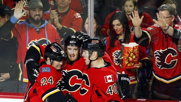 Zleva Jiří Hudler, Roman Červenka a Alex Tanguay se radují z gólu do sítě Dallasu. Zleva Jiří Hudler, Roman Červenka a Alex Tanguay se radují z gólu do sítě Dallasu.