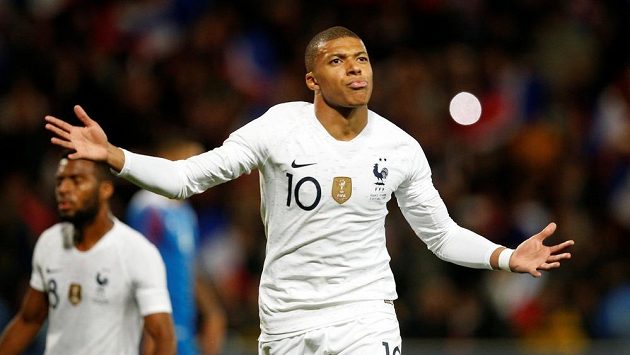 Francouz Kylian Mbappé se raduje z gólu proti Islandu. Francouz Kylian Mbappé se raduje z gólu proti Islandu.