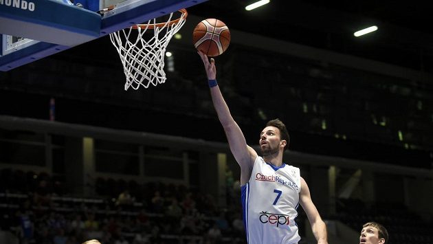 Český basketbalový reprezentant Vojtěch Hruban úspěšně zakončuje v kvalifikačním utkání o postup na MS 2019 proti Finsku. Český basketbalový reprezentant Vojtěch Hruban úspěšně zakončuje v kvalifikačním utkání o postup na MS 2019 proti Finsku.