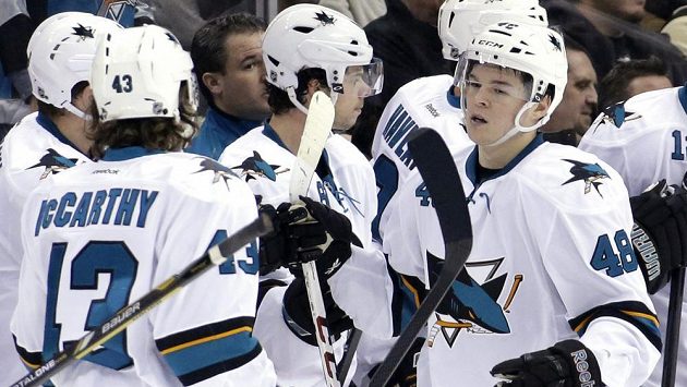 Tomáš Hertl přijímá gratulace od spoluhráčů ze San Jose po gólu proti Pittsburghu. Tomáš Hertl přijímá gratulace od spoluhráčů ze San Jose po gólu proti Pittsburghu.
