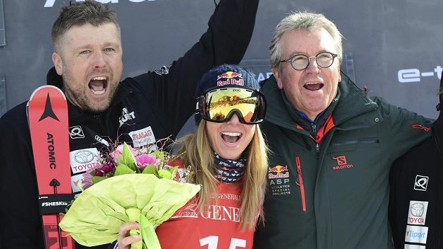 Ester Ledecká se servismanem Milošem Machytkou (vlevo) a manažerem z firmy Red Bull Robertem Trenkwalderem. Ester Ledecká se servismanem Milošem Machytkou (vlevo) a manažerem z firmy Red Bull Robertem Trenkwalderem.