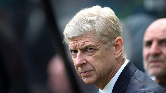 Kouč Arsenalu Arséne Wenger při utkání s Newcastlem. Kouč Arsenalu Arséne Wenger při utkání s Newcastlem.