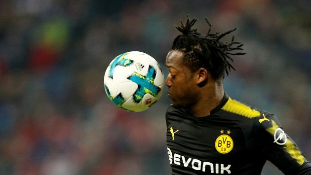 Dortmundský Michy Batshuayi během šlágru s Lipskem. Dortmundský Michy Batshuayi během šlágru s Lipskem.