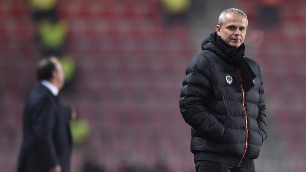 Trenér Sparty Praha Vítězslav Lavička sleduje zápolení svých hráčů proti Neapoli. Trenér Sparty Praha Vítězslav Lavička sleduje zápolení svých hráčů proti Neapoli.
