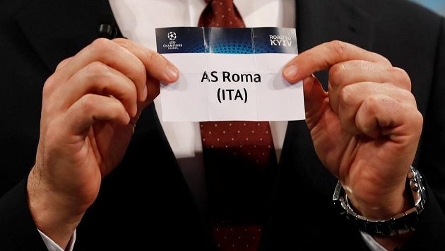 AS Řím - losovací lístek v rukou Andreje Ševčenka. AS Řím - losovací lístek v rukou Andreje Ševčenka.