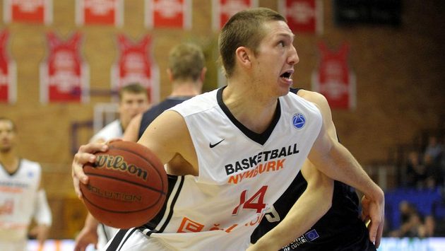 Maxime de Zeeuw z Nymburka v utkání proti Bakkenn Bears Aarhus. Maxime de Zeeuw z Nymburka v utkání proti Bakkenn Bears Aarhus.