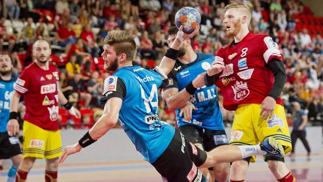 Jan Blecha z Plzně (uprostřed) a Ondřej Šimůnek z Dukly (vpravo). Jan Blecha z Plzně (uprostřed) a Ondřej Šimůnek z Dukly (vpravo).
