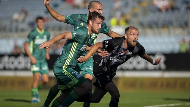 Zleva Antonín Křapka z Karviné a Mick Van Buren z Českých Budějovic Zleva Antonín Křapka z Karviné a Mick Van Buren z Českých Budějovic