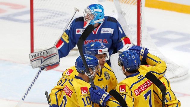 Švédští hráči oslavují gól proti hokejistům Jižní Koreje Švédští hráči oslavují gól proti hokejistům Jižní Koreje