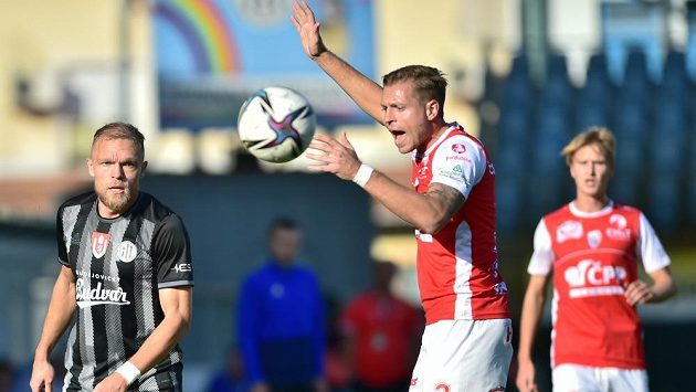 Zleva Mick van Buren z Budějovic a Tomáš Čelůstka z Pardubic. Zleva Mick van Buren z Budějovic a Tomáš Čelůstka z Pardubic.